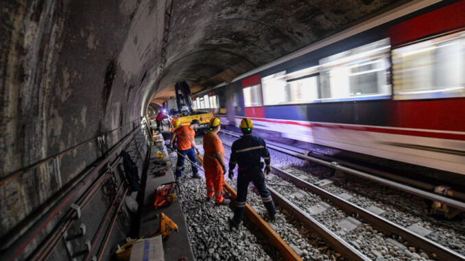 Schienenerneuerungsarbeiten für die Streckensicherheit in der Metro Izmir - BlauBahn