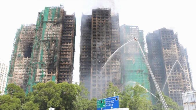 Die Zahl der Todesopfer bei einem Wolkenkratzerbrand in China steigt auf 94 - BlauBahn