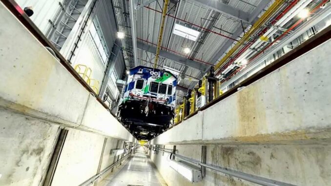MTAs neue Prüfanlage für Schienenfahrzeuge wird in South Brooklyn eröffnet - BlauBahn