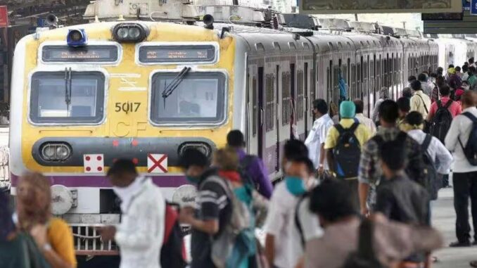 Versicherungsanruf in den Vorortzügen von Mumbai - BlauBahn