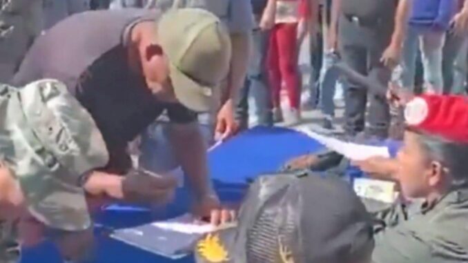 Alarm in Venezuela: Waffen werden in Lastwagen an die Bevölkerung verteilt - BlauBahn