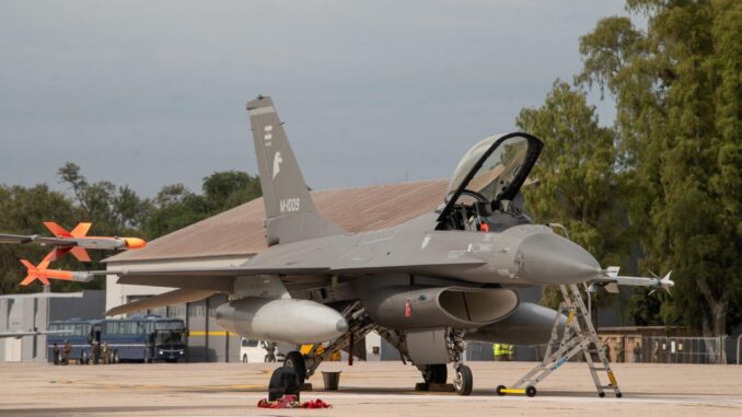 Argentinien hat seine ersten F-16 erhalten - BlauBahn