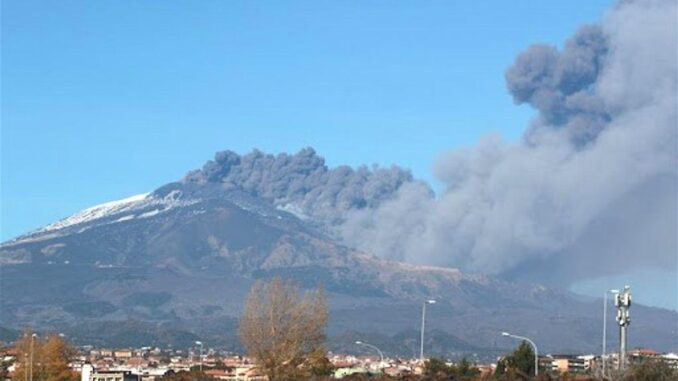 Der Ätna erwacht: Lava und Asche am sizilianischen Himmel - BlauBahn