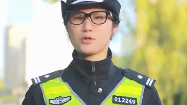Die Verkehrspolizei in China begann mit der Nutzung künstlicher Intelligenz unterstützter Smart Glasses - BlauBahn