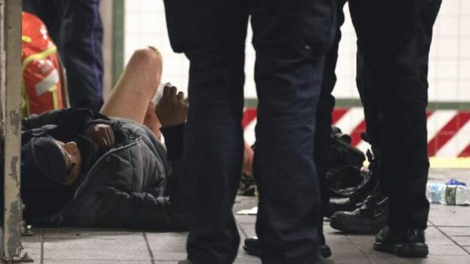 Schlafender Mann in New Yorker U-Bahn in Brand gesteckt! - BlauBahn