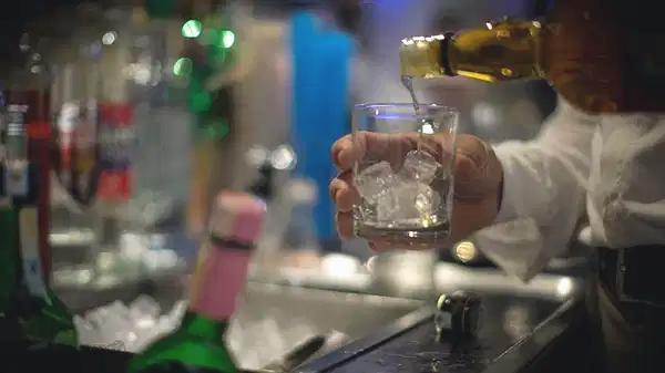 Warnung vor „falschem Alkohol“ vor Silvester: Verbraucher merken nicht, dass sie vergiftet sind - BlauBahn