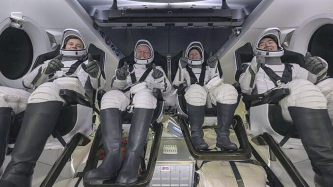 Astronaut kehrte nach seiner Krankheit mit seinem Team zur Erde zurück - BlauBahn