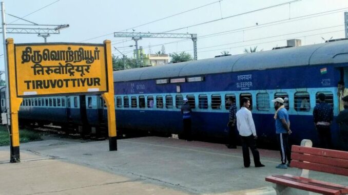 Doppelstockzug Chennai-Bengaluru in Tiruvallur - BlauBahn
