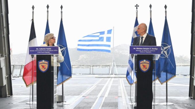 Französischer Minister besucht griechisches Werft - BlauBahn