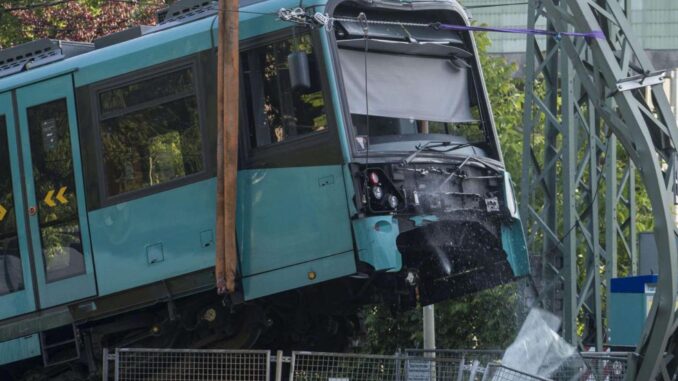 U-Bahn-Unfall in Hamburg, 3 Waggons entgleist - BlauBahn