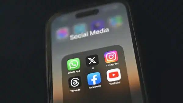 EU-Kommission prüft Social-Media-Verbot - BlauBahn