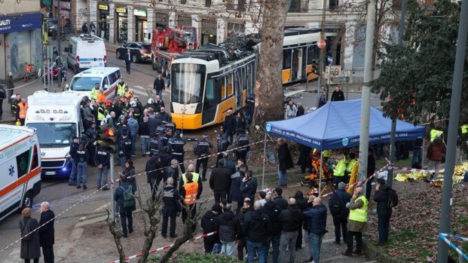 Straßenbahn stürzt in Mailand gegen Gebäude - BlauBahn