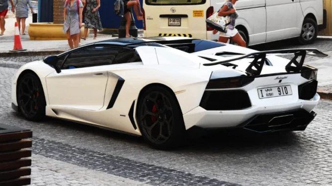 Wie man ein Auto in Dubai mietet - BlauBahn