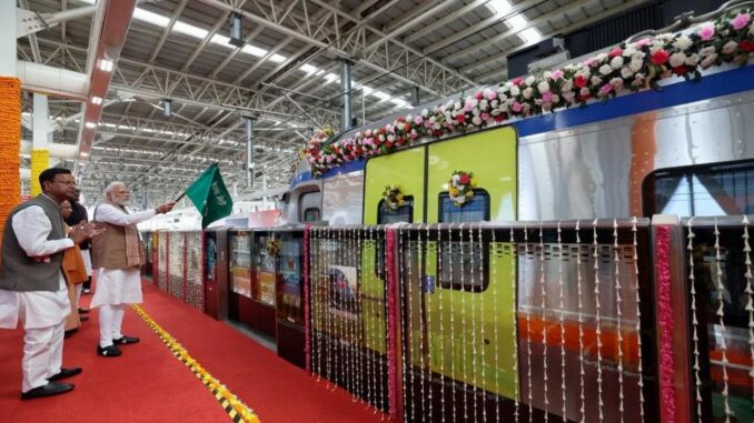 Indiens erster regionaler Schnellzug im Betrieb - BlauBahn
