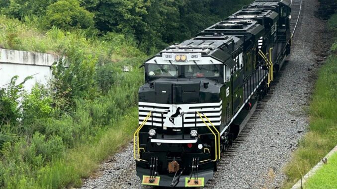 Norfolk Southern 96 Lokomotive modernisiert - BlauBahn
