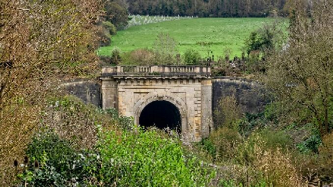 Die Restaurierung der historischen britischen Bahn beginnt - BlauBahn