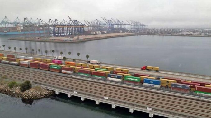 Frachtvolumen sinkt im Hafen von Los Angeles - BlauBahn