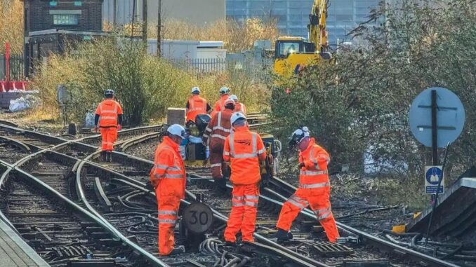 Kritische Bahnsverbindung in Großbritannien vorübergehend geschlossen - BlauBahn