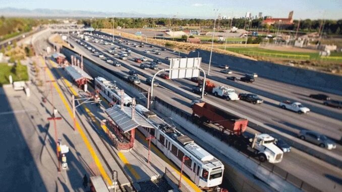 Moderne Denver-Entwicklung im Eisenbahnnetz - BlauBahn