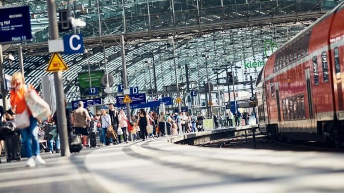Zwillige Gegensätze der europäischen Eisenbahn: Passagieranstieg und Frachtstau - BlauBahn
