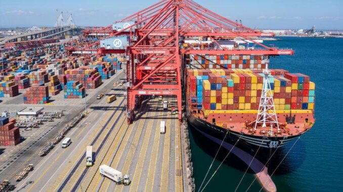 Verkehrsvolumen am Long Beach Hafen - BlauBahn