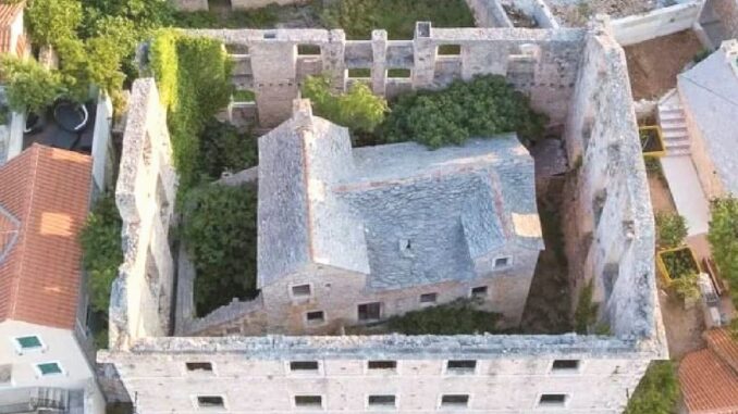 Außergewöhnliches Denkmal der Adria: Das Haus im Haus - BlauBahn