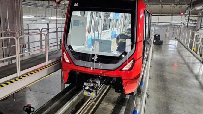 Neue Generation von Zügen beim Atlanta Flughafen im Betrieb genomemen von Alstom - BlauBahn