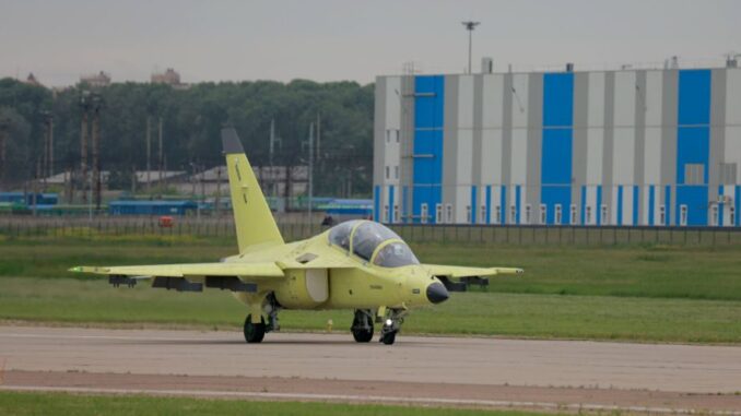 Ruslands neues Leichtjagdflugzeug Yak-130M absolvierte ersten Flug - BlauBahn