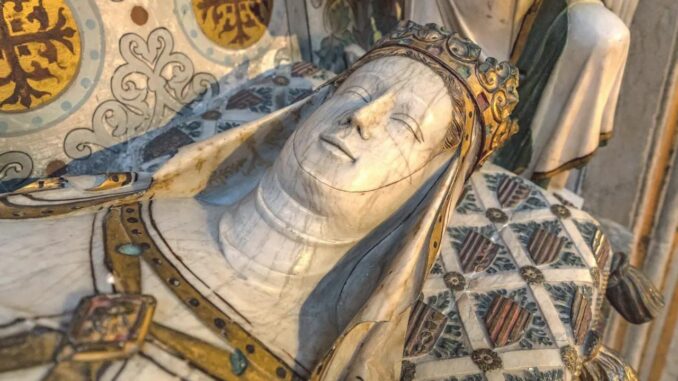 Unglaubliche archäologische Entdeckung in einer 700-jährigen Klosterkirche - BlauBahn
