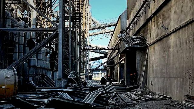 Russischer Angriff auf ukrainischen Schlüsselhafen - BlauBahn