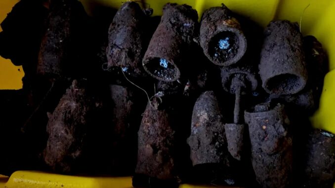 Schockierende Entdeckung im Kinderspielplatz: 176 explosive Munition entdeckt - BlauBahn